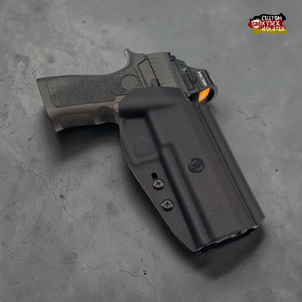 Detailansicht der Mündungsöffnung des GM SPORT OWB Holsters für Sig Sauer P320 in Schwarz – Zeigt die präzise Kydex-Formung und die Schrauben zur Ziehwiderstandsverstellung.